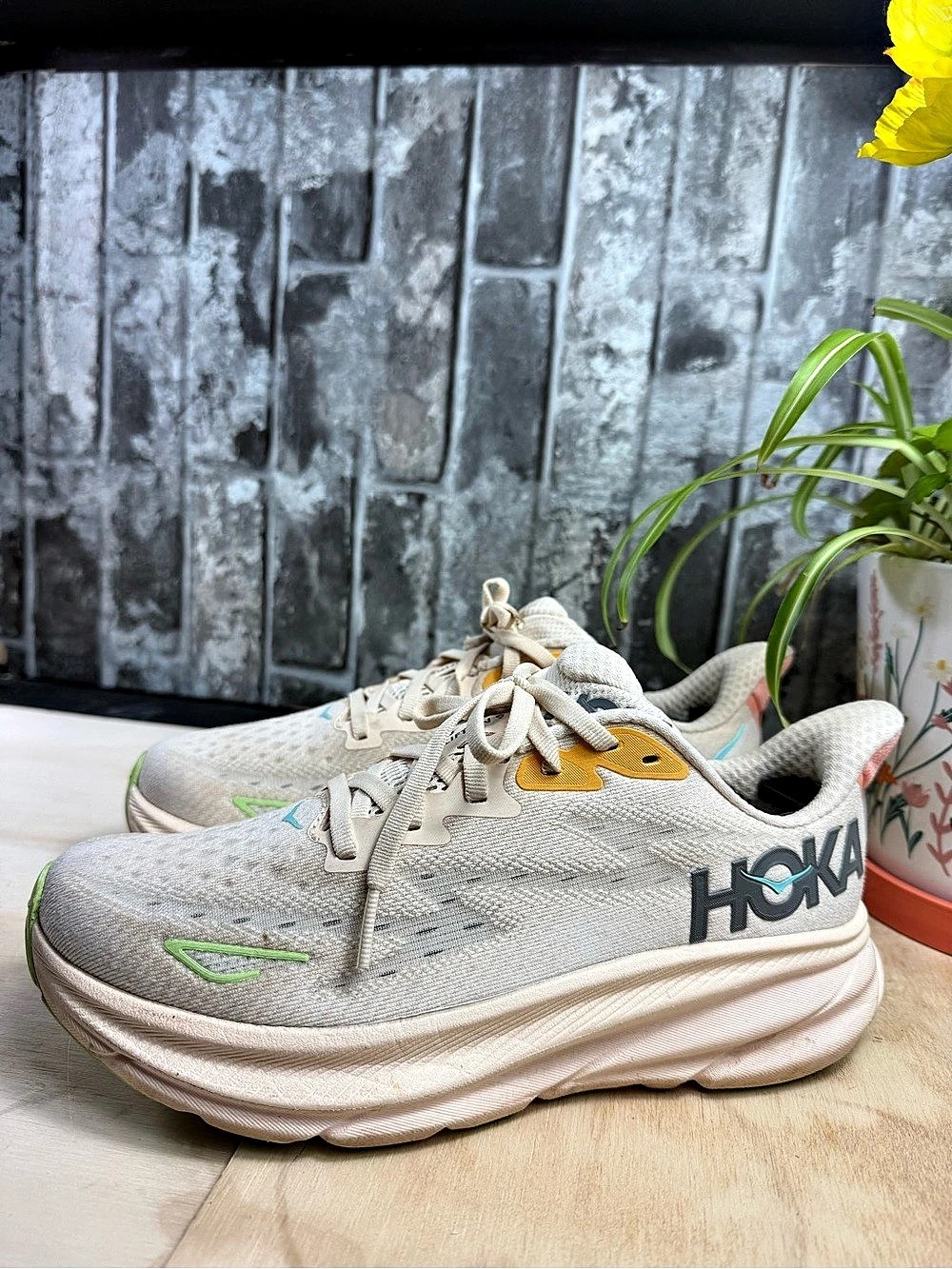 HOKA Clifton 9 Women's Athletic Shoes US 7B Cream & Green